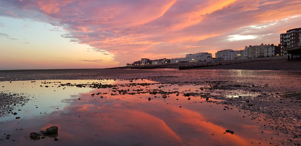 GailOnSea's tweet photo. I went for a walk along the beach @CSSC_Official #ActiveWellbeingWeek
Ever heard of #Secondsunset?
It's the burst of light that fills the sky&clouds w/vibrant&warm colors after the sun sets below the horizon,15 minutes after #sunset 💛
Enjoy!
#beachlife
#walking
#mentalhealth https://t.co/M8GzNVeDPx