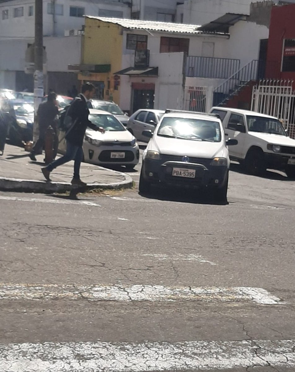 Jairo41552391's tweet image. Este carro de placas PBA 5395 SECTOR DE LA UTE MAL ESTACIONADO OBSTACULIZA EL PASO CEBRA A VER SI LO SANCIONAN  #AMTInforma