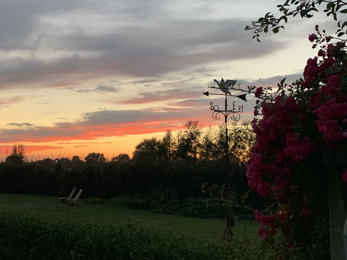 Me comentaba hoy mi querida esposa <a href="/mariebeatrice54/">BB</a> que no habíamos visto un atardecer bonito en mucho tiempo, tal vez por el viento que ha venido sostenidamente del norte en estos meses. Esto fue la respuesta esta noche!