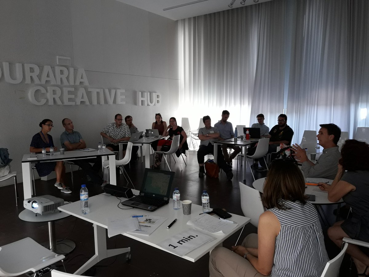 frontespo's tweet photo. Coloquio de la mesa redonda sobre FRONTESPO, que clausuró el #LAPI2019. Se discutió sobre implicación de las comunidades, difusión dentro y fuera del ámbito académico, y líneas futuras de trabajo. Gracias a @espreitadeira y al equipo del @cidles por este maravilloso foro. https://t.co/rYPZUHBntt