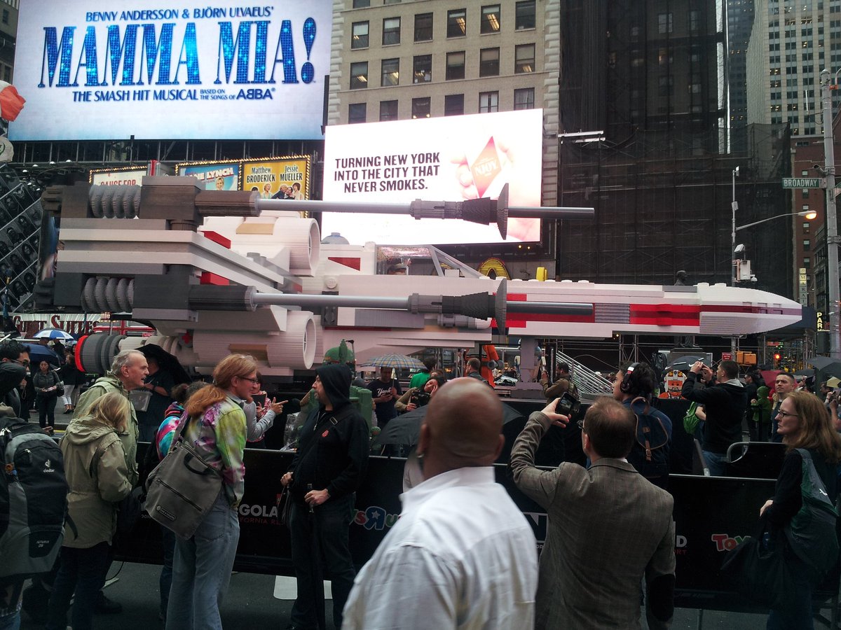 Space_DyedVest's tweet photo. #tbf Six years ago, full-sized X-Wing Fighter made entirely of Legos at Times Square. They even had a full-size Lego Yoda and R2-D2.
#starwars #xwingfighter #lego #nerdedout #timessquare #iwantedtostealabrickortwo https://t.co/JanwdeOikY