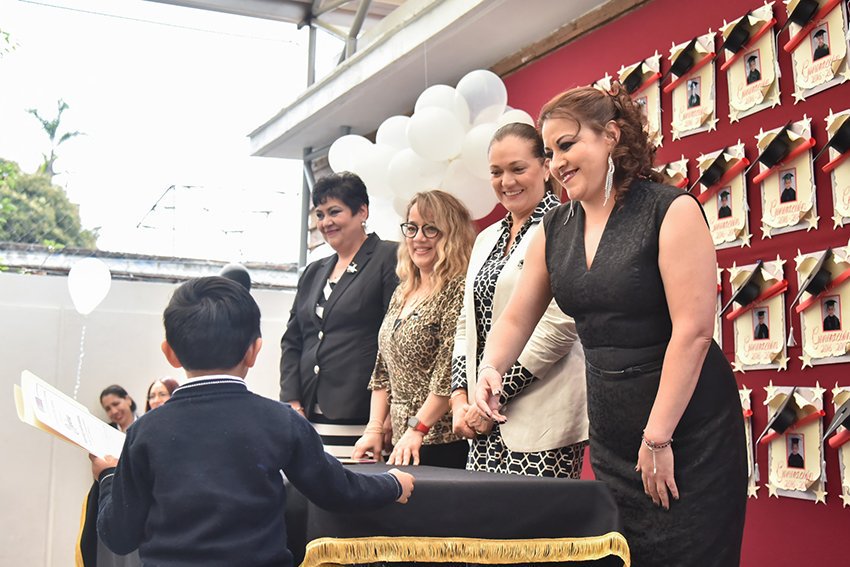 RedesSaf's tweet photo. El Jardín de Niños @Legismex, llevó a cabo su ceremonia de clausura del ciclo escolar 2018-2019, en donde 22 niñas y niños de la generación 2016-2019, recibieron su documento de acreditación de educación preescolar. @RedesSaf @saolguine @mx_juls https://t.co/TUDfSylWFk