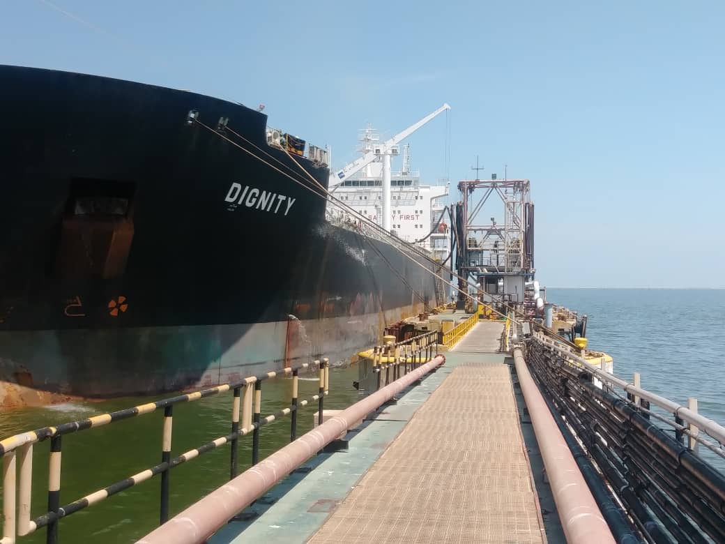 Omar_PrietoPSUV's tweet photo. ATENCIÓN!  Gracias al Pdte. @NicolasMaduro recibimos el buque tanque "Dignity" en muelle de Bajo Grande donde ya comenzó a descargar más de:
• 66 mil barriles G95
•116 mil barriles G91
•45 mil barriles de diesel
En esta batalla, nosotros VENCEREMOS!

#208anosDeIndependencia https://t.co/VIvlY40Olv