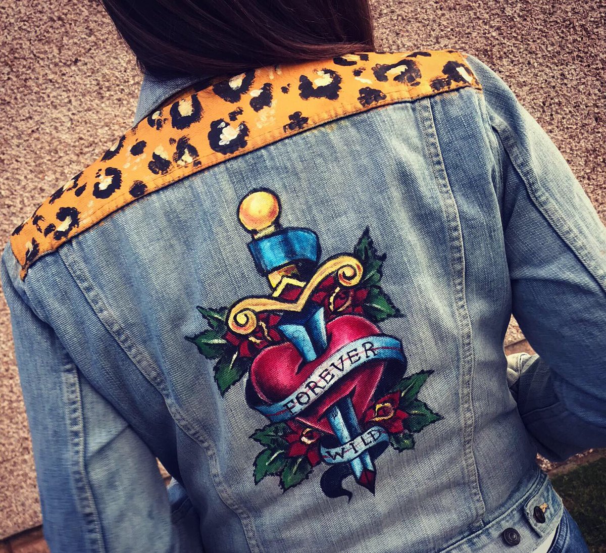 NicolaJCairns's tweet photo. Excited to share with you my new custom designed, hand painted vintage leather and denim jackets. 
#handpaintedjackets #customjackets #upcycledclothing #upcycledfashion #paintedleather #paintedleatherjacket #painteddenimjacket #leatherjacket #handpainteddenim #vintageleather https://t.co/vndd7qUwQZ