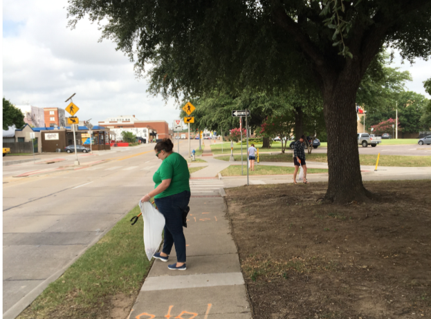 kdbdenton's tweet photo. THANKS to the all-star volunteers who cleaned up McKinney St. along the Yankee Doodle Parade route this morning! They kept unclaimed candy, leftover wrappers, cigarette butts, and more from making it to our waterways. Y'all are THE best!
#wekdb #Beautiful4th #dimephotoop https://t.co/nMwUuupxpf
