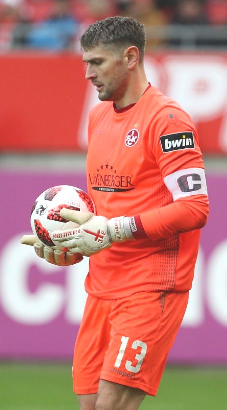 BuLi_Benny's tweet photo. Wolfgang #Hesl, gardien à #Kaiserslautern a raccroché les gants, après une carrière très honorable (#Hamburg #Bielefeld #Fürth ou #Dynamo #Dresden).
Il a raccroché les gants mais pas les crampons. Il jouera pour le fun dans un club amateur, TSV Stulln... en latéral gauche https://t.co/mF95fiRQus