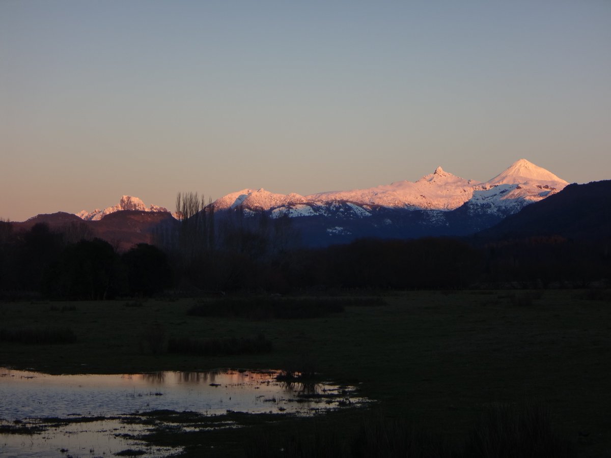 puconsale's tweet photo. Hoy mañana y tarde, #volcanes Lanin y Kinkilil, cerro las Peinetas, desde camino internacional Freire a paso Mamuil Malal ruta CH199 km 100 #Pucon #Araucania @curarrehue #Invierno2019 #escarcha #hielo #nieve #derretimiento https://t.co/kSEVT1ymzN