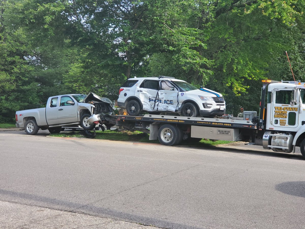 AmandaMuellerTV's tweet photo. Here is a closer look at both vehicles after this accident on Bellemeade and Alvord. #ewnlocal https://t.co/fyY40vs1DF