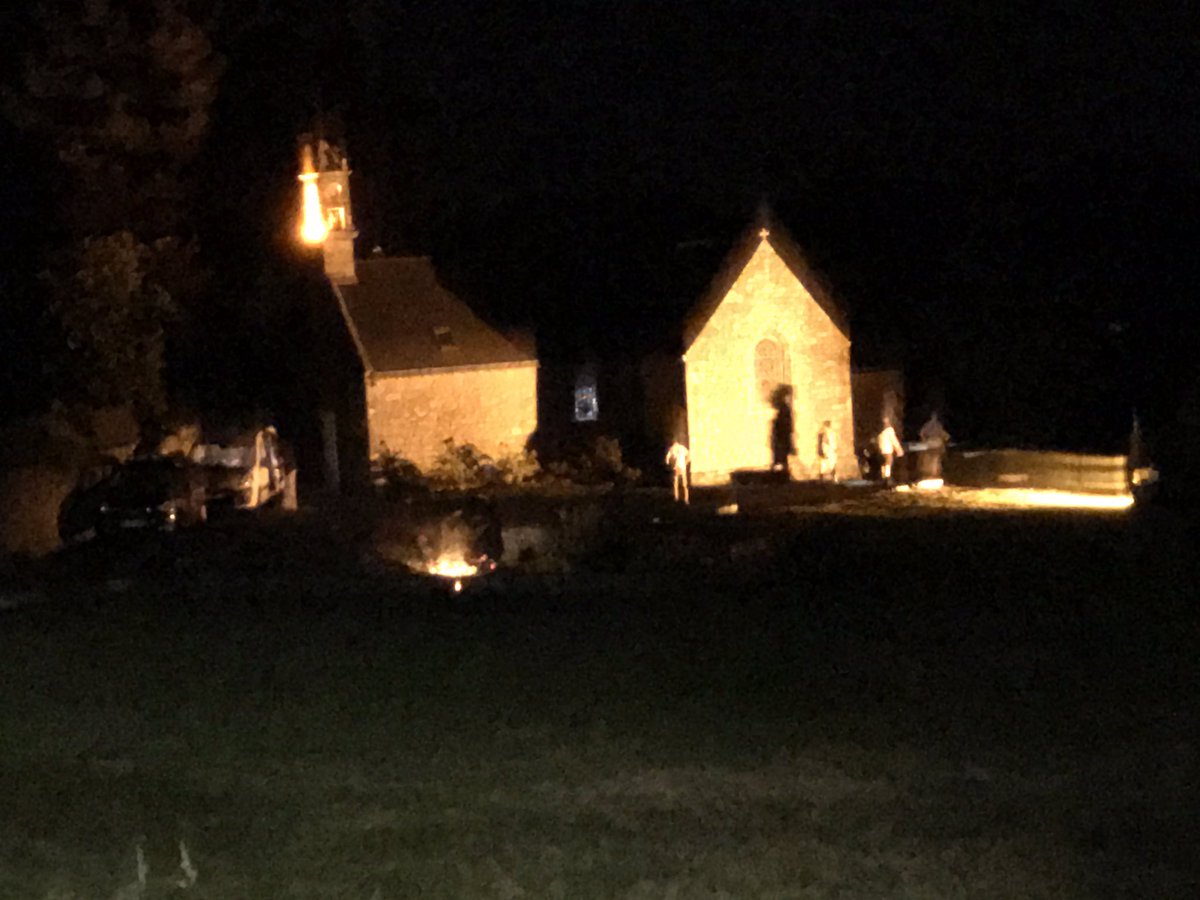 PSimonOF's tweet image. Minuit l’adoration s’achève dans une petite chapelle du #morbihan, sur les chemins de Sainte-Anne d’Auray. En UDP avec les 10000 pères de familles qui pèlerinent un peu partout en France ce week-end, notamment à #Cotignac #PPDF2019