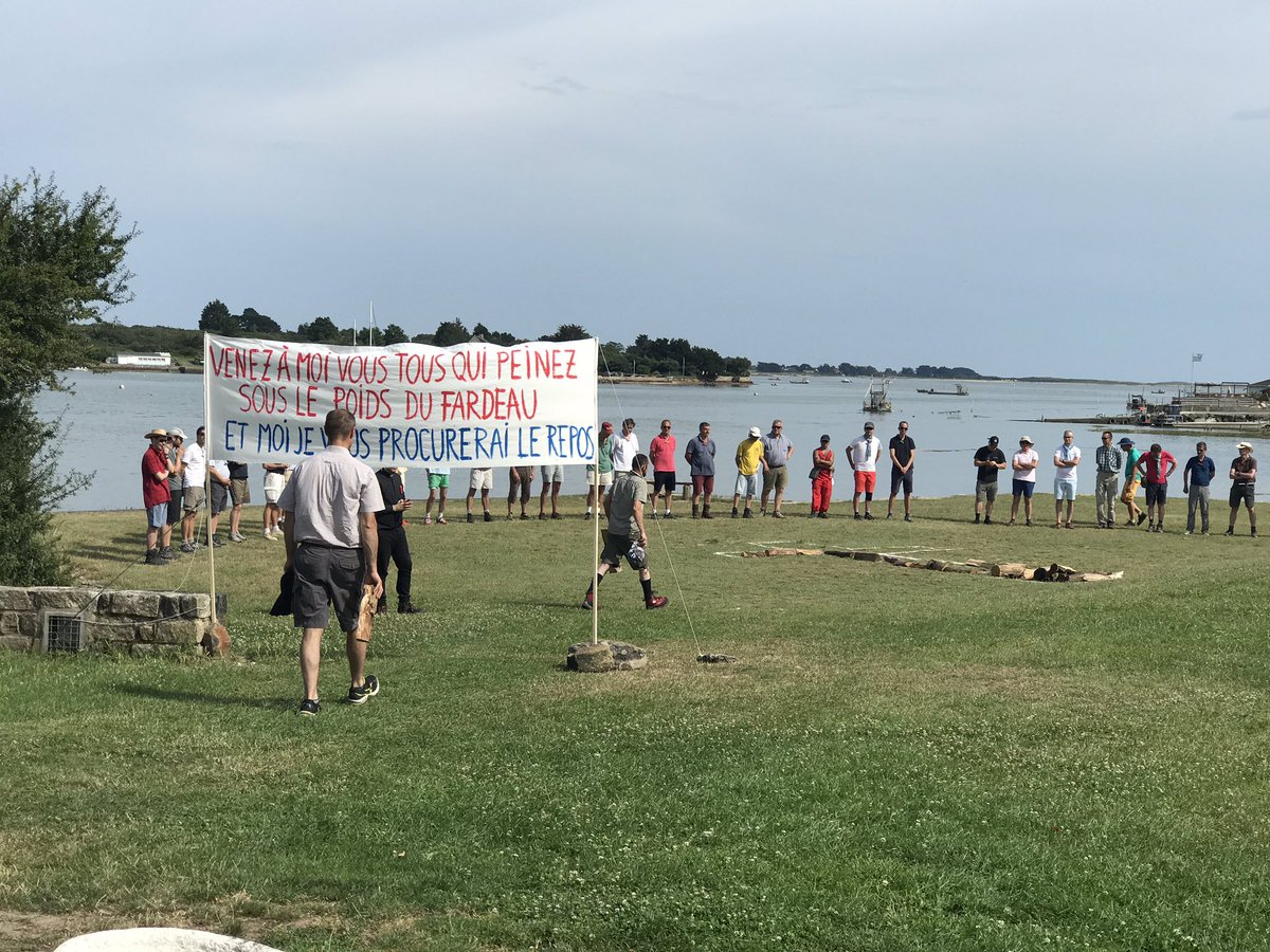 PSimonOF's tweet image. Minuit l’adoration s’achève dans une petite chapelle du #morbihan, sur les chemins de Sainte-Anne d’Auray. En UDP avec les 10000 pères de familles qui pèlerinent un peu partout en France ce week-end, notamment à #Cotignac #PPDF2019