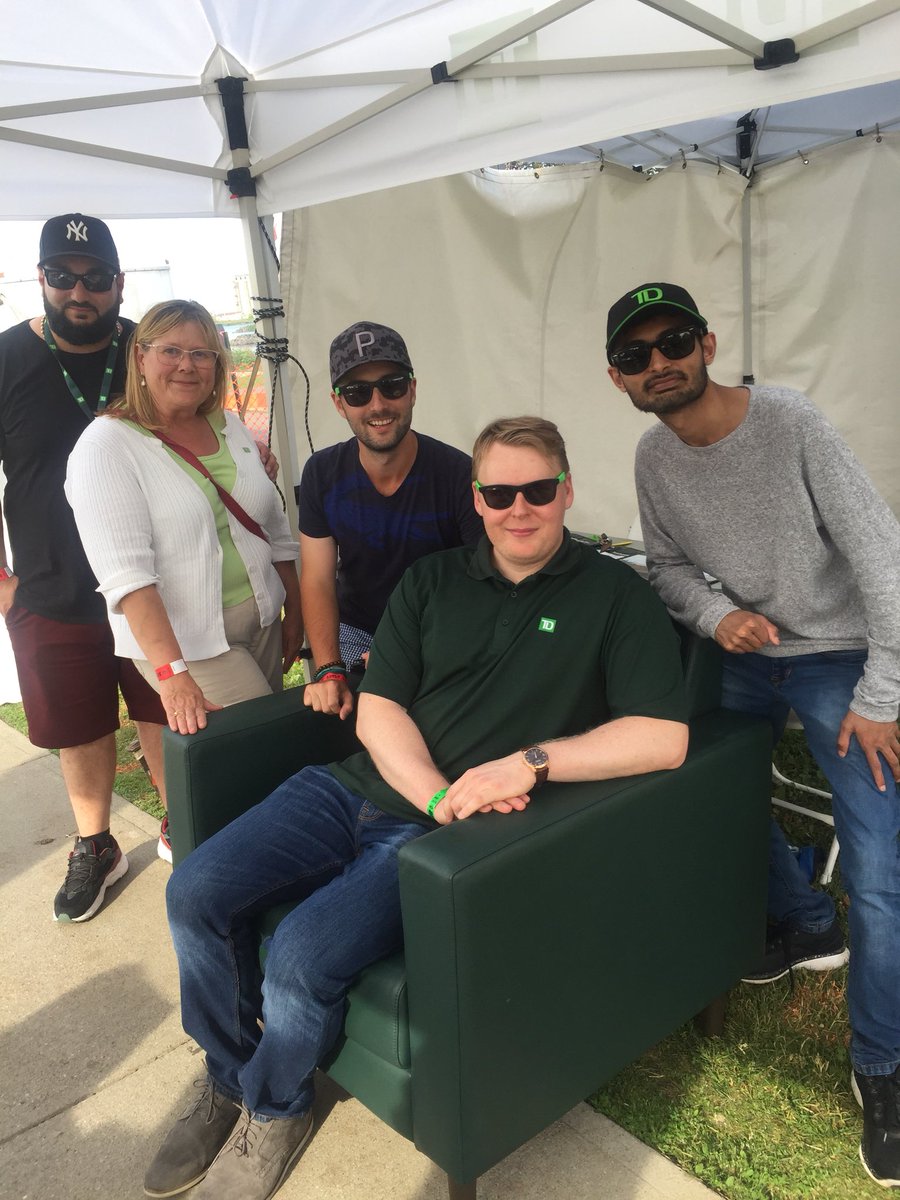 Megan_Stokes14's tweet photo. Fellow TD’ers at the Thunder Bay Bluesfest 🎶💚 @GerardDinneen @scott_belton https://t.co/WEP8F9ruUZ