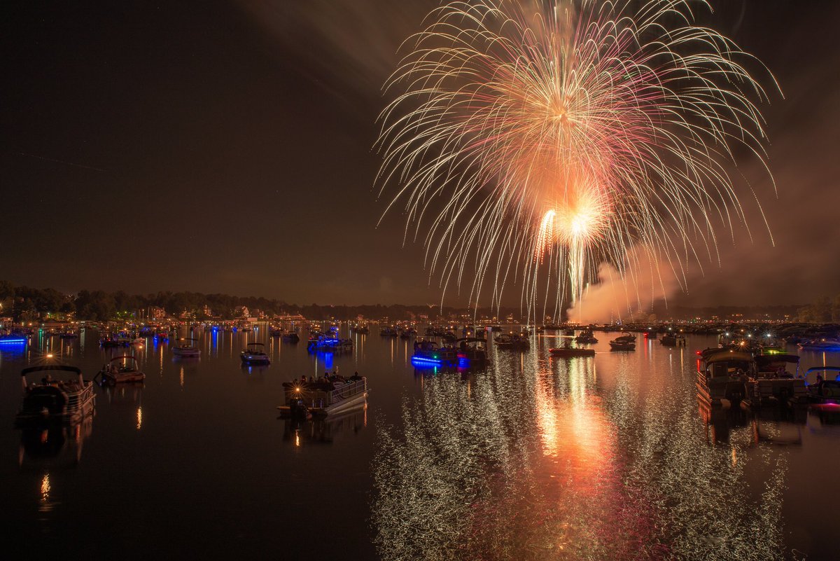 CXphotoworks's tweet photo. Great fireworks show last night @GeistCoalition @FishersIN #Fireworks https://t.co/Q8ueSvAdyh