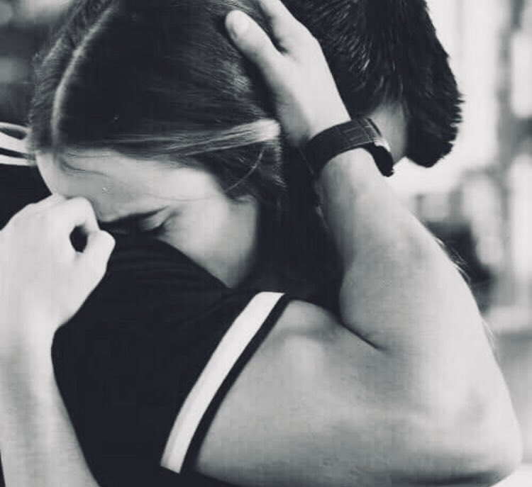 Целую плечо шею. Целую плечо шею. Парень целует девушку в шею. Поцелуй в шею. Целует в шею.