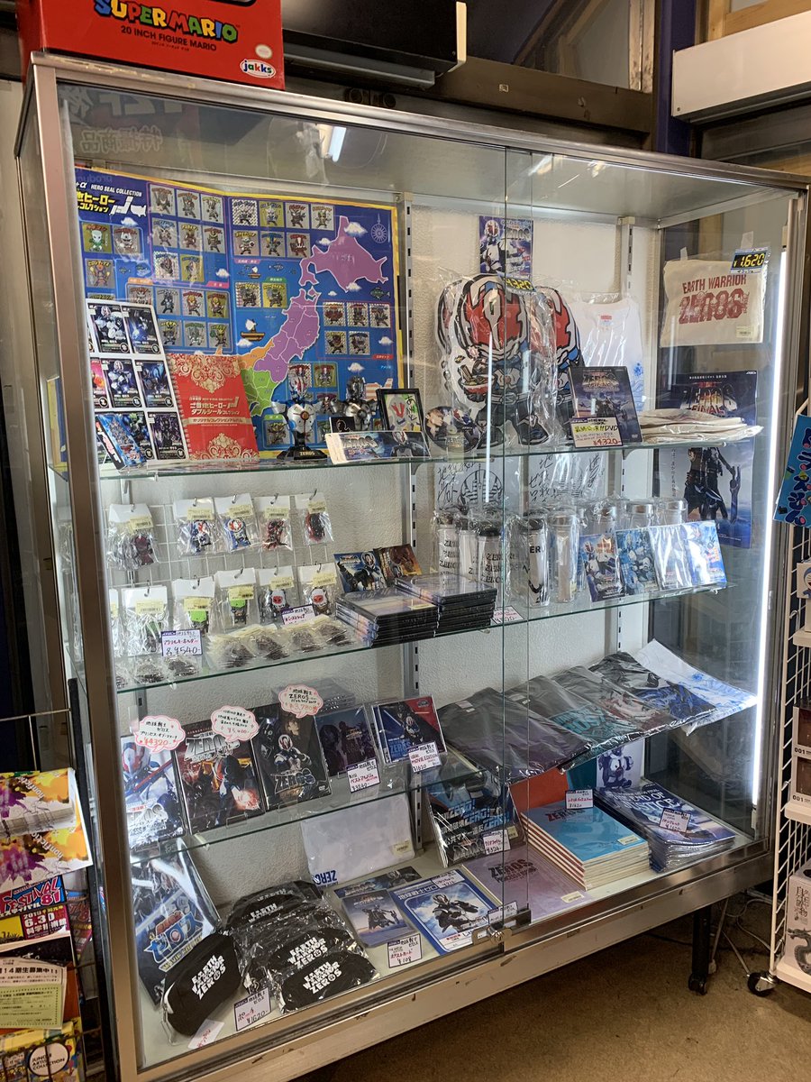 robojungle's tweet photo. ゼロスコーナーに新商品達がズバババッと並んでいます！！

デフォルメキャラのTシャツ５種類！！

ギザカワユスなビッグクッション！

そして、、、
みなさんお待ちかねの、、、、
最終公演のDVD〜〜！！
「THE END OF JUSTICE」！！

どれもおススメですぜ！！

３.2.1.ゼロ〜〜ス！！

我那覇P https://t.co/0NJlyGdUUX
