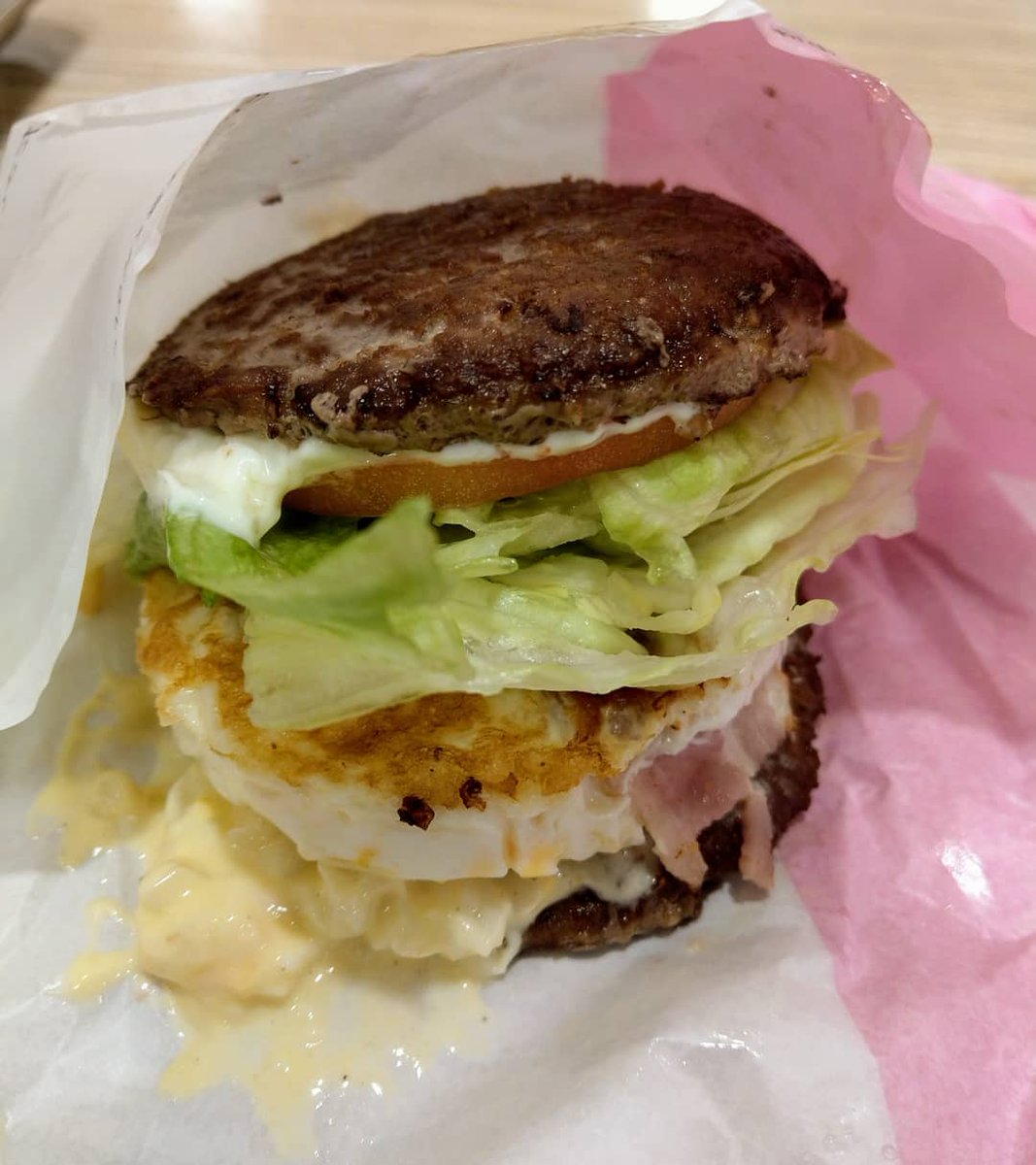 koto1200's tweet image. #ランチタイム #firstkitchen 
ワイルドロックという、パンの代わりに肉を使用。肉のパサパサ感がワイルドです😊