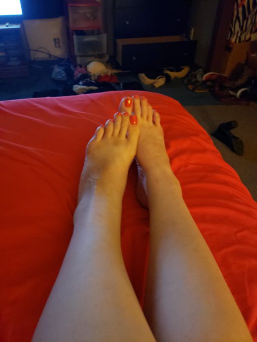 Feet for Friday #footfetısh https://t.co/e7SsJachKl<a href="/tag/footfet%C4%B1sh"class="tags">#footfetısh</a>