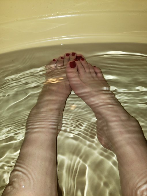 Friday night feet #footfetısh https://t.co/mEJ6sejaM4<a href="/tag/footfet%C4%B1sh"class="tags">#footfetısh</a>