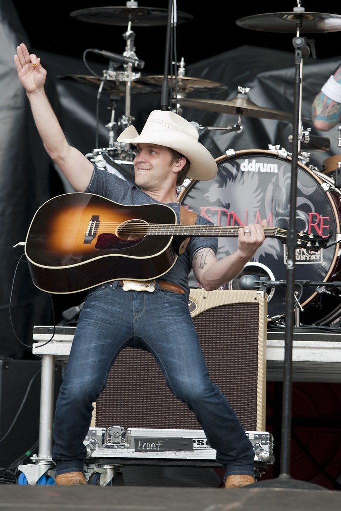 YosemiteComfort's tweet photo. If you love the traditional #Country sound and captivating live shows, you won't want to miss #JustinMoore at the Chukchansi Gold Resort &amp; Casino next weekend.  Buy your tickets at https://t.co/pB2v4jqDnO and stay with us at  https://t.co/EiFmAF07RJ https://t.co/LT17ycnCzY