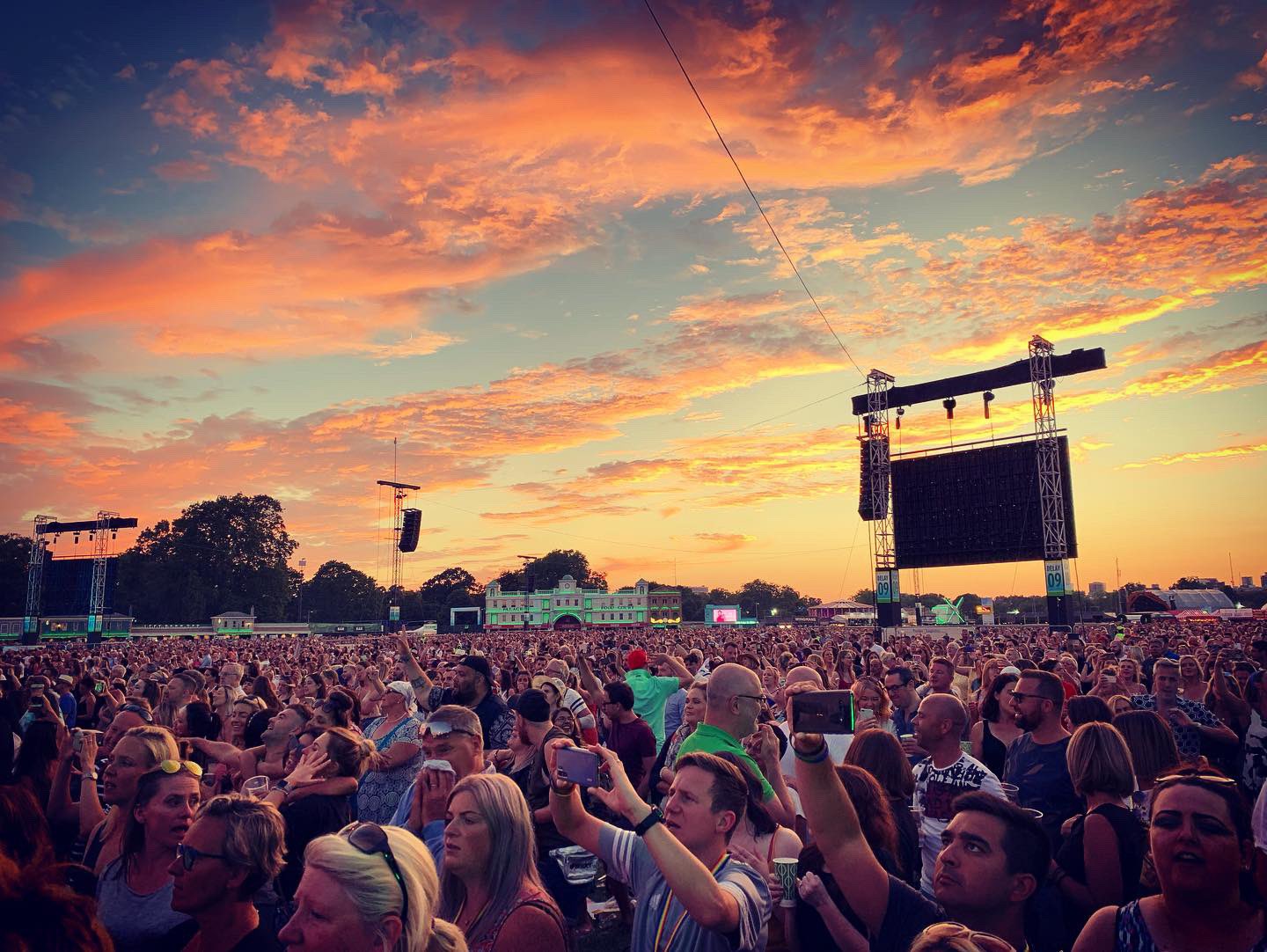 David Ames on X Celine Dion. Hyde Park. Possibly one of the best gigs I ve ever been to. https t NlErplB10D X