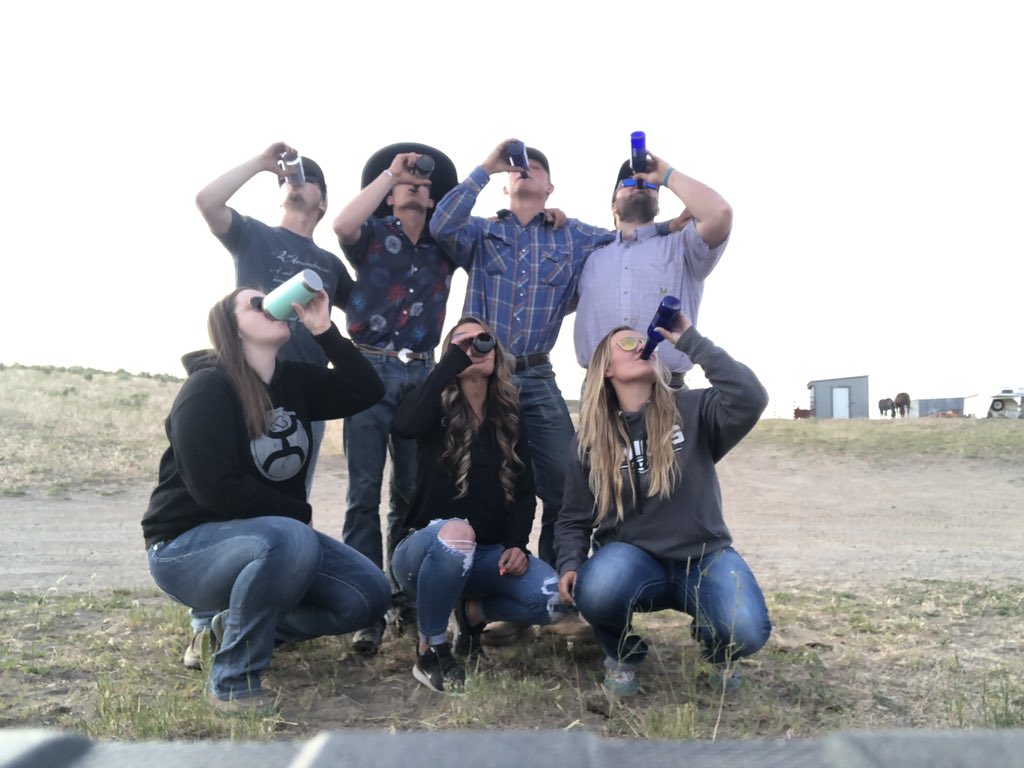 cjabbe14's tweet photo. We're a regular every day 2-for-1 family
Keepin each other from thinking too much
Someone's always buying if you ain't got money
'Cause everyone needs drinkin' buddies 🍻 https://t.co/WXMGnxOcnl