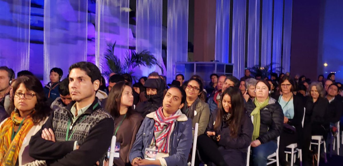 bicentenariope_'s tweet photo. Ahora | @Brigittelgb en @iasc2019: "No hay una narrativa que vincule la pérdida de biodiversidad con crisis climática. Tal vez sea el primer paso para considerar la biodiversidad como uno de los principales bienes comunes de la especie humana". #BicentenarioPerú #Sostenibilidad https://t.co/ZeJlSJApVn