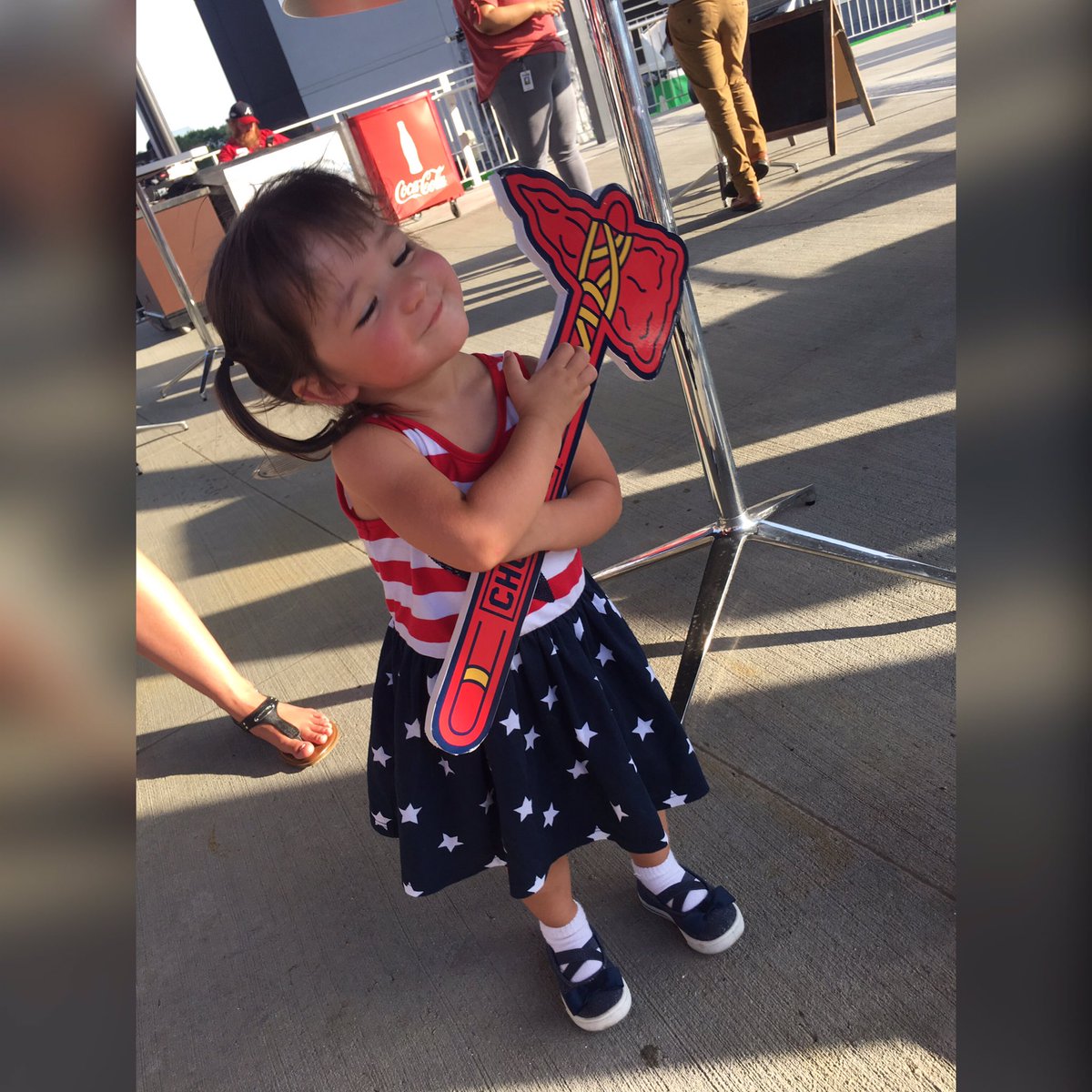 sdonelson12's tweet photo. This kid loves her @Braves , Chopping is her favorite thing to do! #ChopOn #LosBravos #Braves 🇺🇸❤️ https://t.co/kO8vLPjyqc
