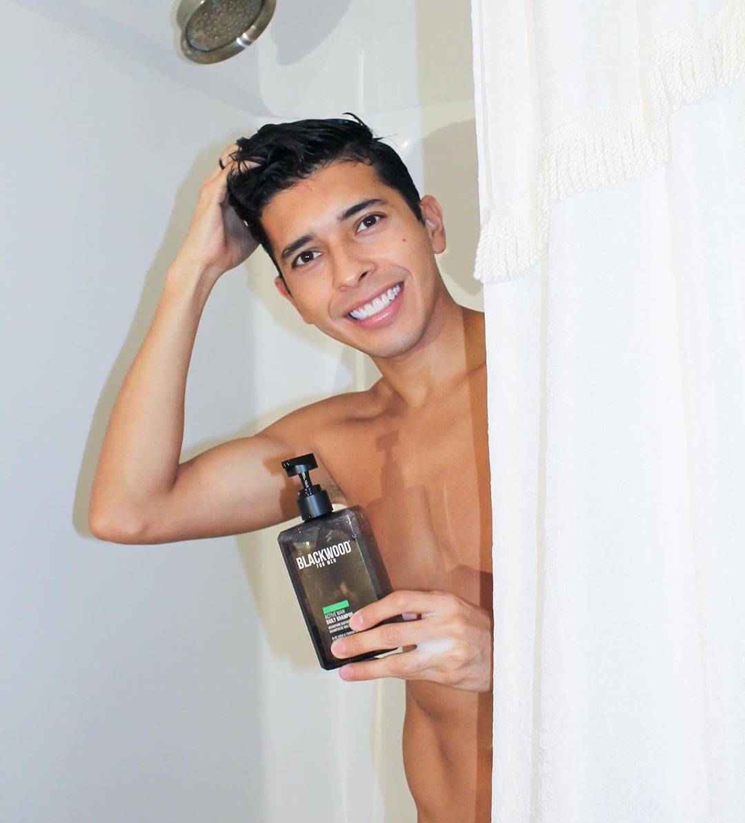 Blackwoodformen's tweet image. We'll add more than just a smile to your shower. 🚿 With #ActiveMan Daily Shampoo we're also bringing 15 different natural #botanicals, like #LicoriceRoot, #CloveFlower, #CoconutOil and #SwertiaJaponica to keep your hair thick and strong and your scalp healthy. 
📷:  @josepowels