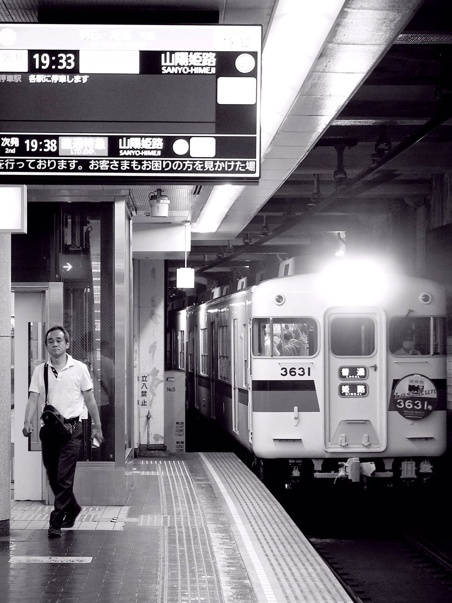 gen_the_beast's tweet photo. 3052Fラストラン当日の新開地駅。
#山陽電鉄 #3052F #3050系 #ラストラン https://t.co/eJBvGX0eP4