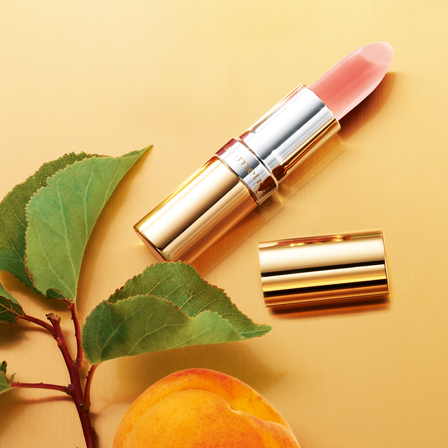 WINTER TIP: Layer up on lip balm. Don’t just apply balm in the morning. Lips dry out much faster than the rest of your skin, so give them extra care and protection #wintertip #skincare