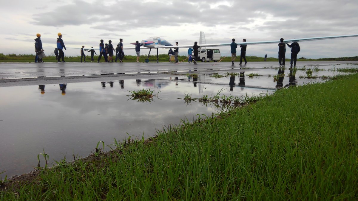 TUMPAbirdman's tweet image. 不安定な天候の中でなんとか機体の組み立てを完了し、テストフライトを4本行うことができました！

現在はミーティングを行い、休憩後に撤収作業に入ります
＼＼\(۶•̀ᴗ•́)۶//／／