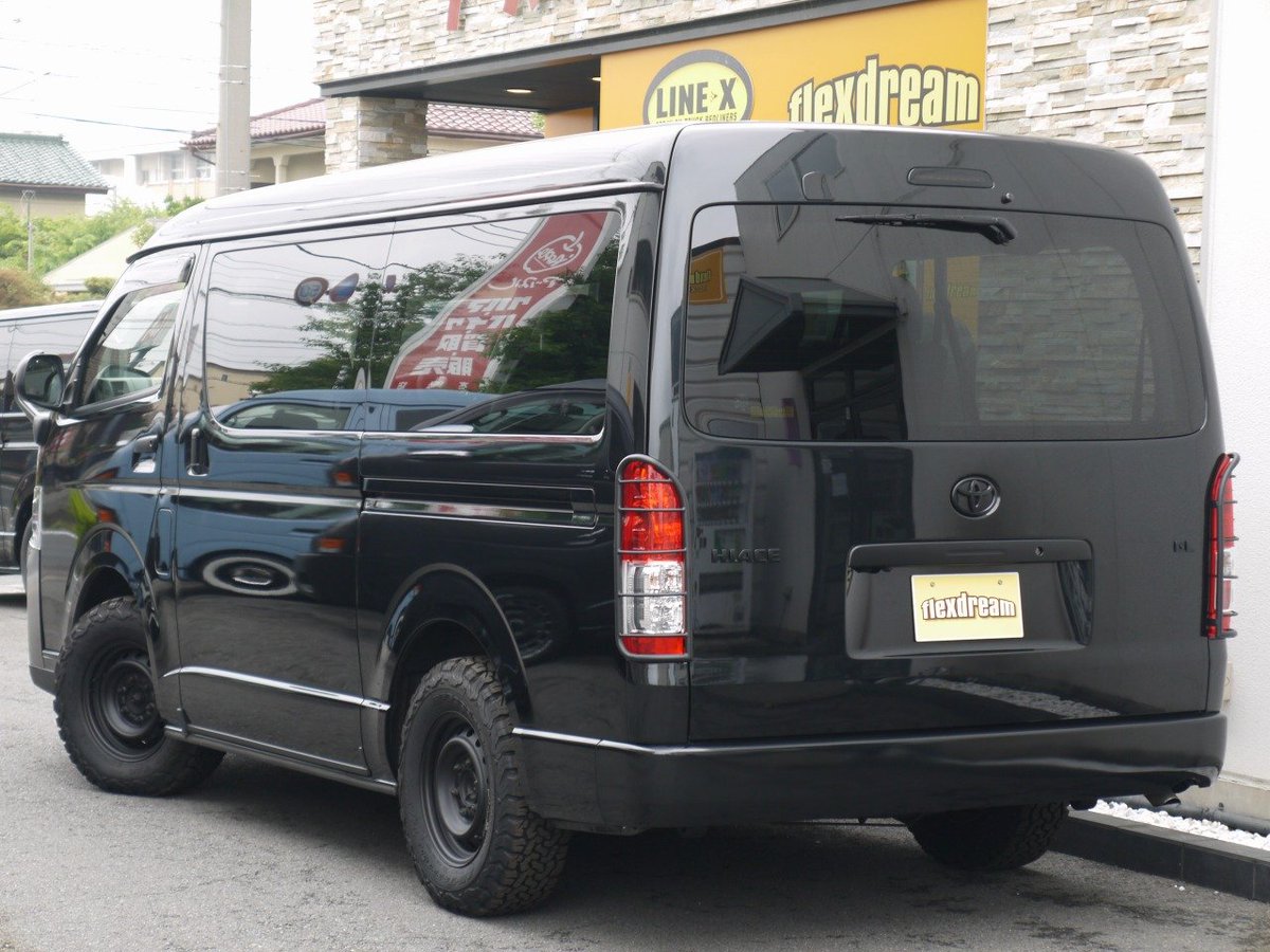 ハイエース専門店flexdream高崎店 Auf Twitter H26 ハイエースワゴン Gl 4wd を更にカスタム 純正メッキグリルやメッキドアミラー アウタードアハンドルをブラックアウト バックドアのガーニッシュや純正エンブレム等も艶消しブラックにて塗装 ボンネットと