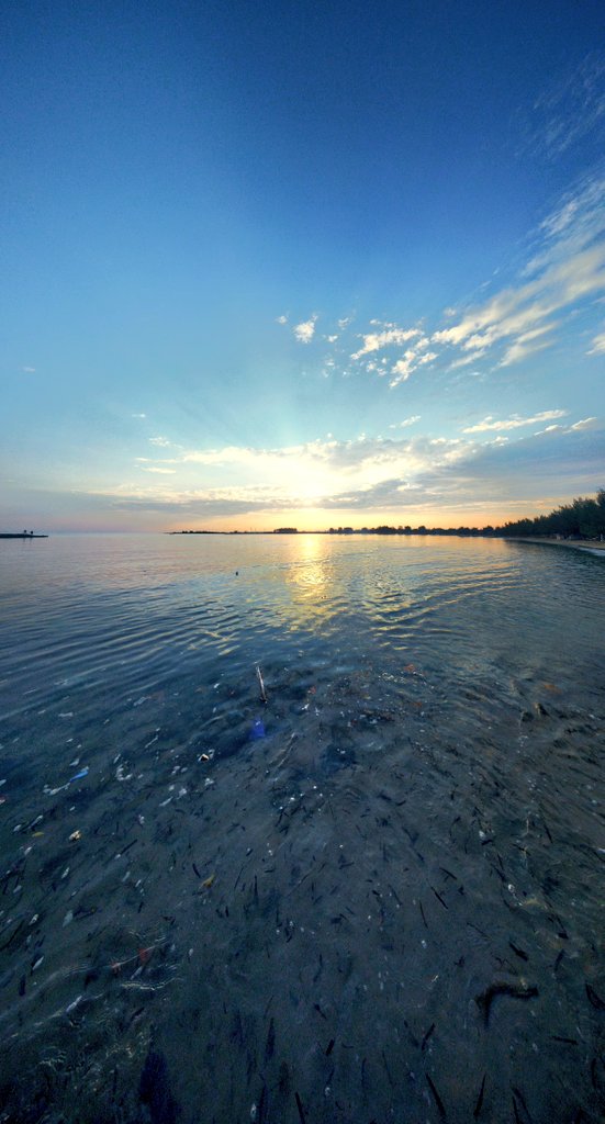 Rayips's tweet photo. Keknya cuma matahari pagi yang anget, sikapmu ke aku mah tetep aje dingin.
@VisitJepara https://t.co/gLsQPrOHFf