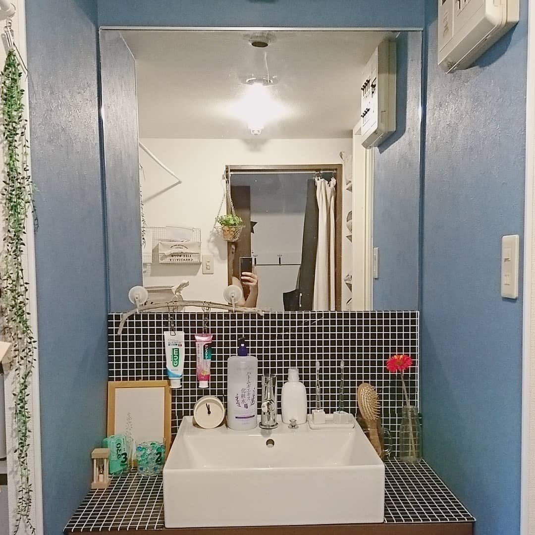 ディアウォール Diawall No Twitter 素敵なdiyアイデアのご紹介 投稿者 まうさんち さん 洗面台にディアウォールで棚をdiy 小物やインテリア雑貨を棚に置くことですっきりとした印象に タイル柄のリメイクシートと木材も合っていますね ディアウォール