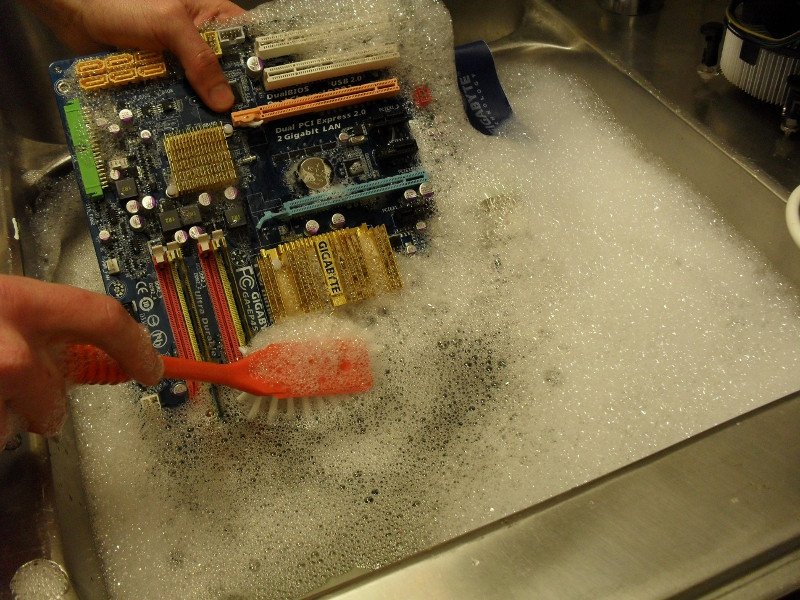 OfficialPCMR's tweet photo. If we sell gaming PC bath water. Would you buy it? 🤔 https://t.co/oQkfv3SOAY