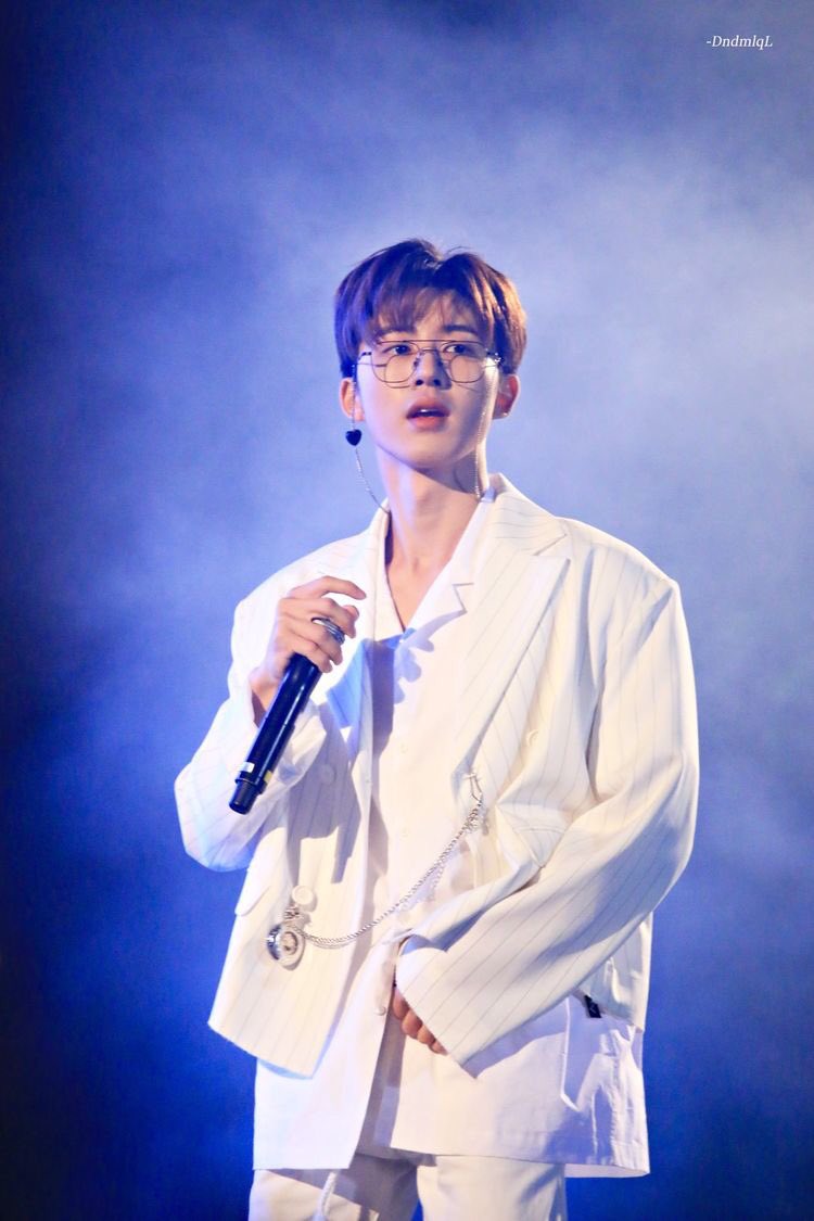 pinkyy1310's tweet photo. We’re always here, always waiting you ❤️ B.I KIM HAN BIN #Respect131 #staywithushanbin https://t.co/tVoJ57DVjA