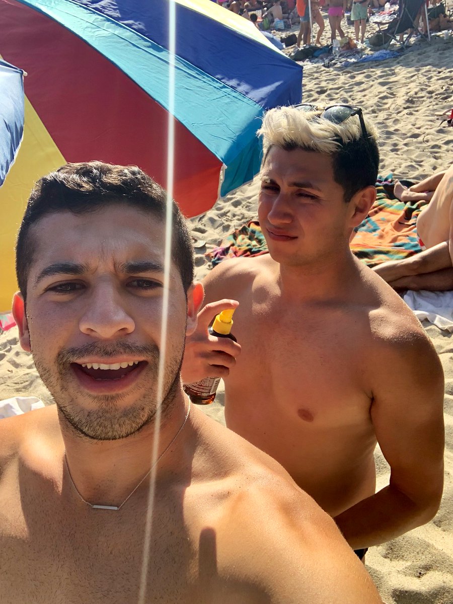 Enriqu_Rod's tweet image. The “I promise were not dating” starter pack #butreally