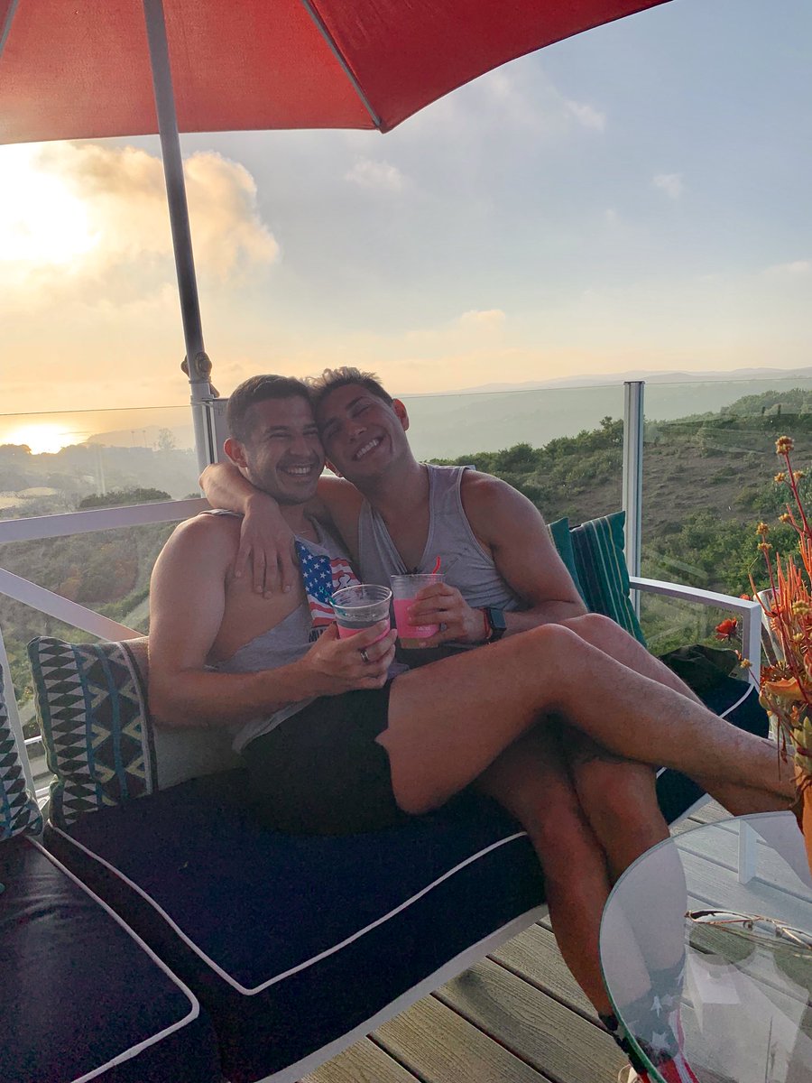 Enriqu_Rod's tweet image. The “I promise were not dating” starter pack #butreally