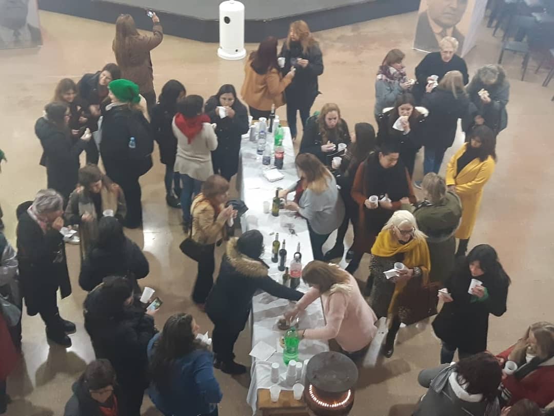 mpvischi's tweet photo. Este 2019, desde la @ucrcapital nos toca ser sede del 8vo Encuento Nacional de Mujeres Radicales. Hoy llegaron a la Ciudad de #BuenosAires correligionarias de todas las edades y partes del país 🇵🇱👋 Bienvenidas! Nos espera un gran fin de semana de debate y formación - #ENMR2019 https://t.co/xKN64Uno4a