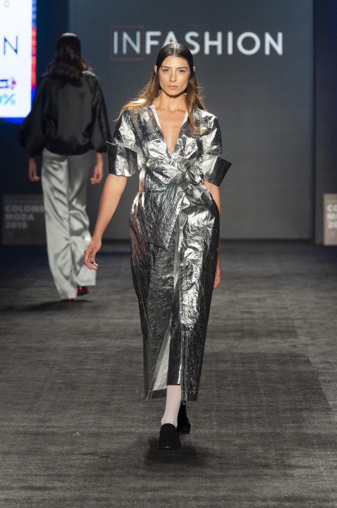 Fashion__Studio's tweet photo. MEDELLIN - Nuestros looks favoritos de #Colombiamoda2018:

Alado | Chamela | Laura Aparicio 💃

Ver más: https://t.co/RJ8DZYBShE

#moda #tendencias #colombia #pasarela #diseño #estilo #colombiamoda https://t.co/GcFTY5p7Yx