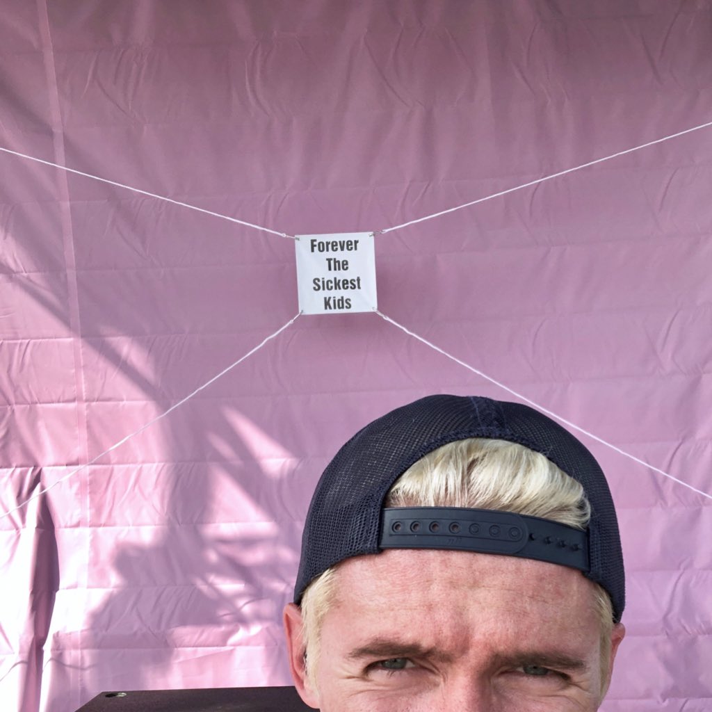 And I just have to say this banner design that looks like Michael Scott made it was one of my best ideas yet

... even if I did steal it from <a href="/SetYourGoals/">Set Your Goals</a> Goals 😂😂😂 

Look how much rope it took to hang it... I can’t handle it 🤣