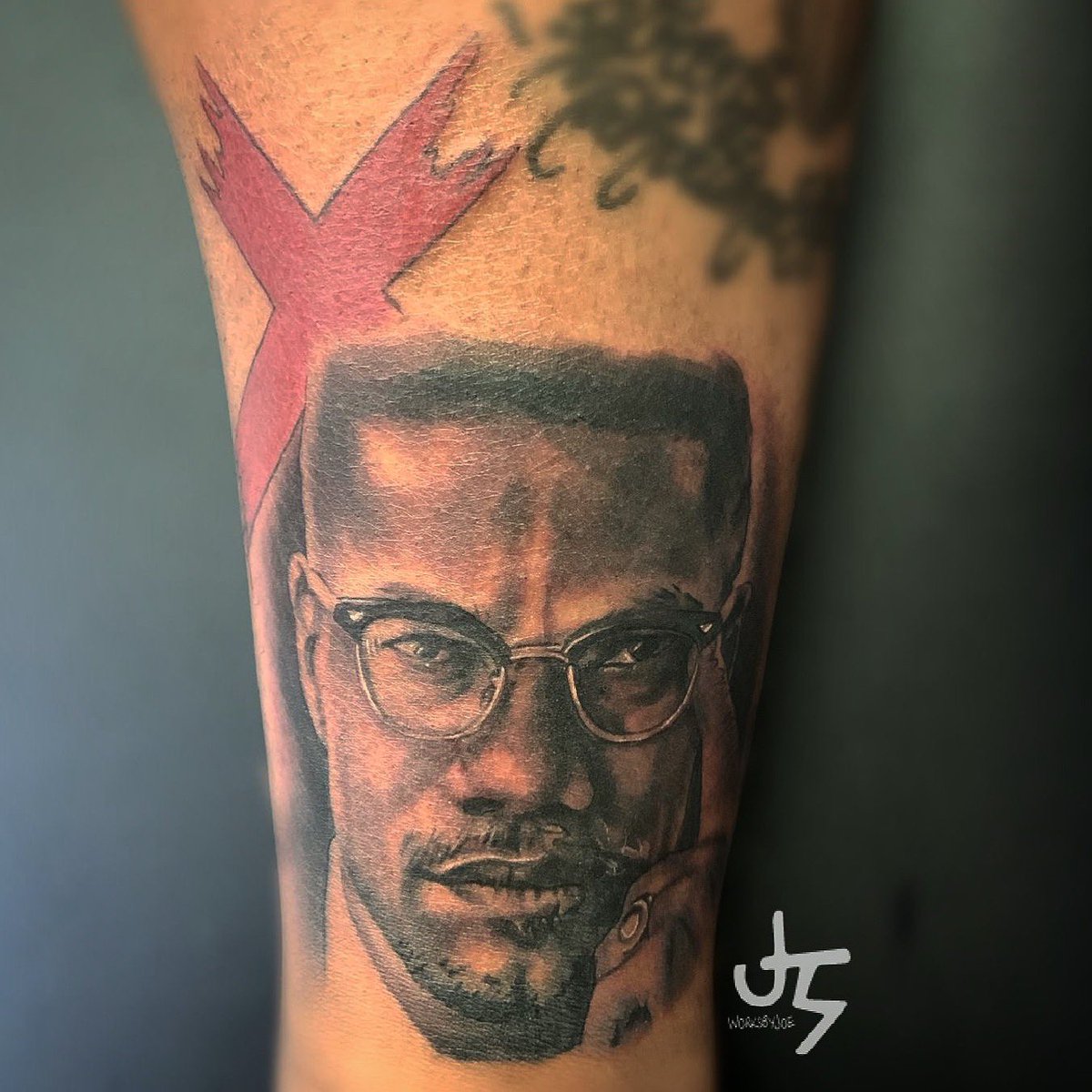 [ A man who stands for nothing, will fall for anything. ✊🏾😤 ]
•
[ Malcom X ]
•
#WorksByJoe #art #portrait #okc #malcomx #oklahoma #realism #inked #portraits #artoftheday #inkmaster #blackandwhite #tattoo #blackandgrey #tupac #darkskinbodyart #dailyart #streetart #inkeeze