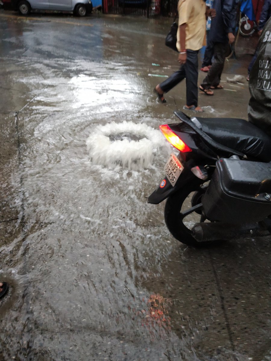ABRoar09's tweet photo. Water over flow near thana college (cidco) 
 Big Issue for students. 
@CMOMaharashtra @Dev_Fadnavis @PMOIndia @ThaneCityPolice @thane @rajanvichare @KapilPatilMP https://t.co/kaKEaTj5fa