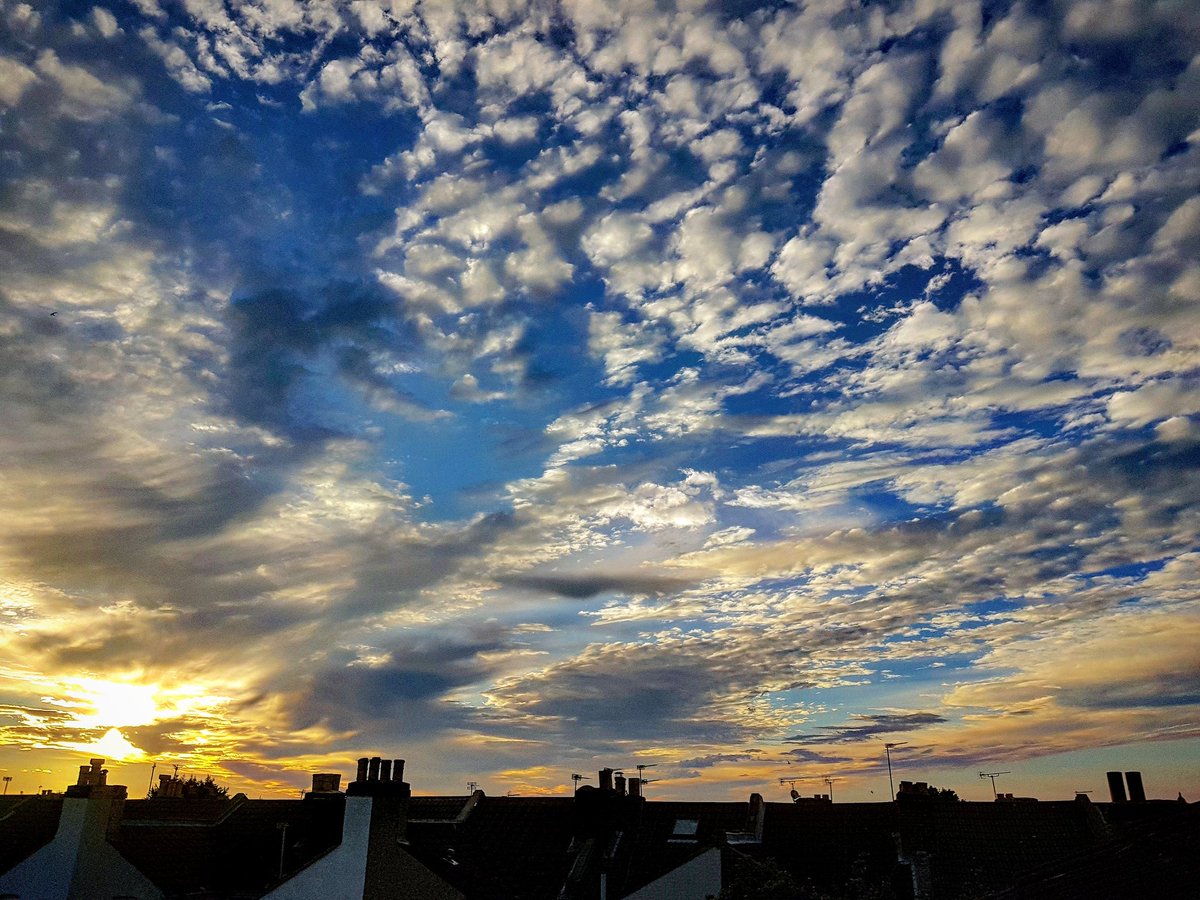 Good morning #Southsea !
Cloudy with a chance of a fantastic day 🙂👍
.
#good #morning #silhouette
#early #photography #bestwishes #gift
#fluffy #clouds #cloudporn
#blue #sky #skyporn
#sunny #sunrise #shot
#chimneys #aerials #rooftops
#SIC2020
