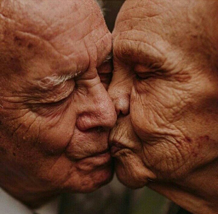 NellettaAugust's tweet photo. Un giorno mi hanno chiesto:
"Cosa hai visto in lei?"
E io risposi:
"Ciò che mancava in me!"

#giornatamondialedelbacio 
#buonsabato 🎈 https://t.co/FOFv9INdEz