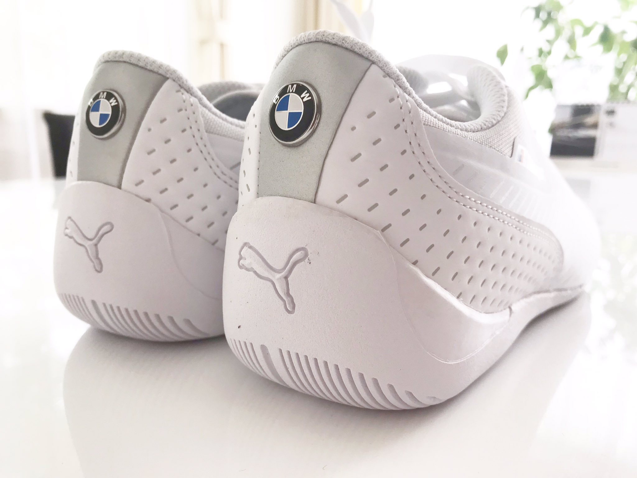 تويتر Mina ポルシェがわが家にやってきた على تويتر 女性用のドライビングシューズってなかなか無くて あってもローファーみたいなデザインばかりでスニーカー仕様がなく 夫と探してようやく プーマ Bmw 仕様の24cmを見つけた 自分のクルマはmじゃないけど
