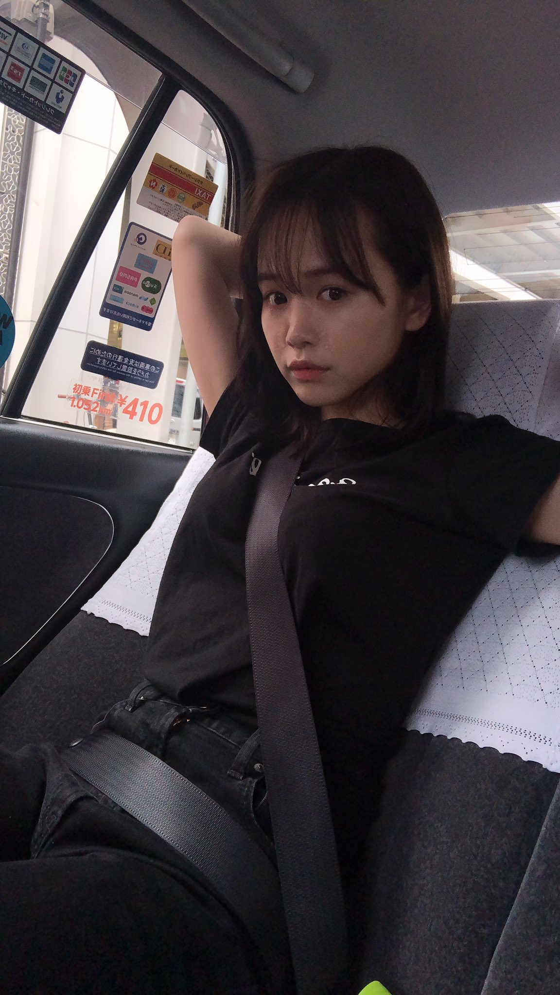 ゆうこす on X:  夏場のタクシー内写真ってえっちに見えない？という事で、マネージャーと1番えっちに見えるポーズを考えていました。何してんだろう、、お茶飲も、、  t.coOPMHIzbDaf  X