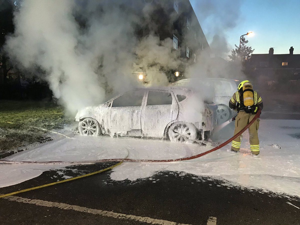 At 0348 this morning #control mobilised #Tottenham #RedWatch to a car fire on Vincent Square N22. Crews initially used a hose reel, but had to change to a foam jet when a exploding tyre split the fuel tank causing a fuel fire 🚒👍🏻