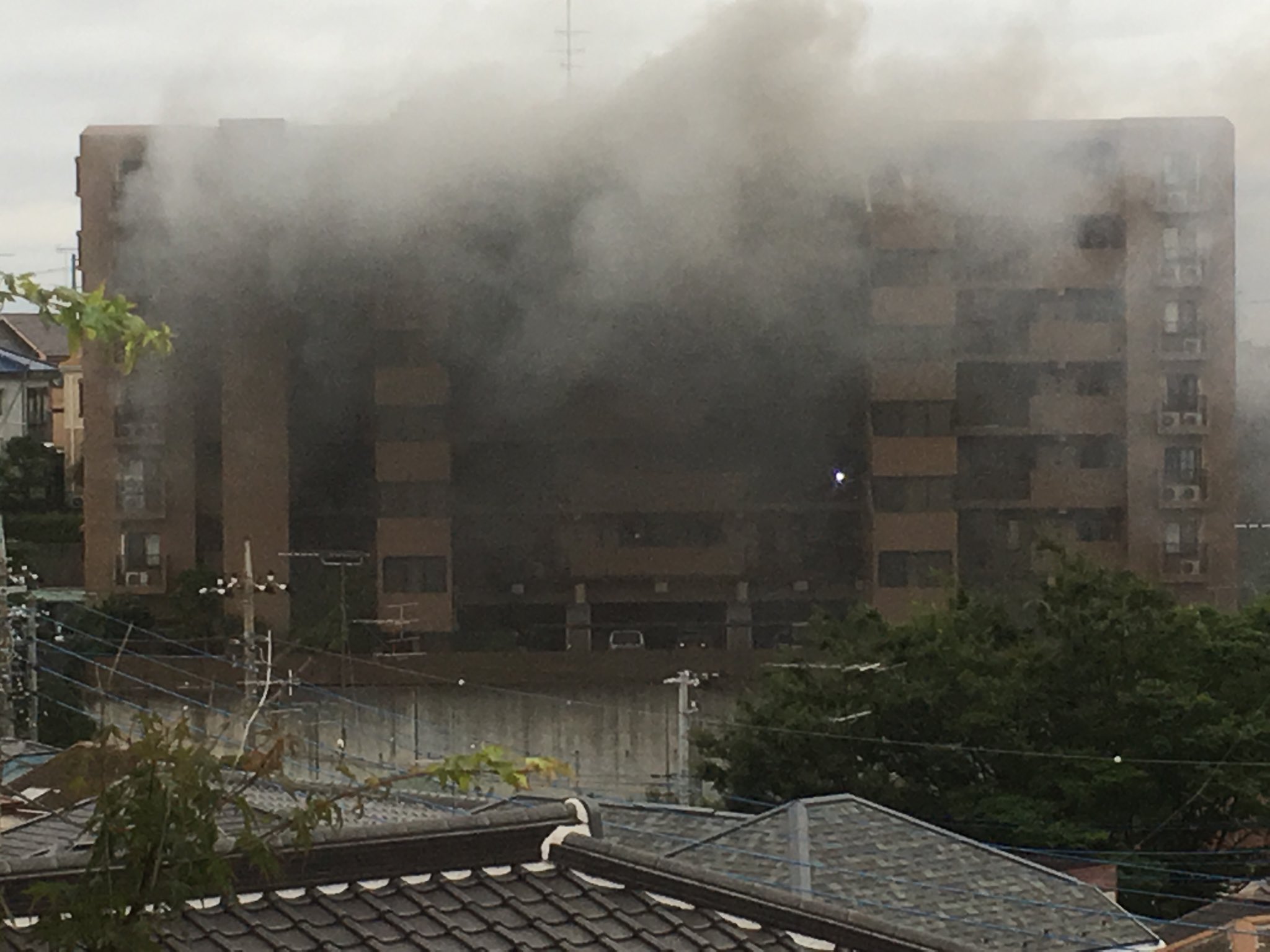 川崎市高津区のマンションで火事が起きている現場の画像