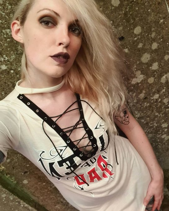 2 pic. Light or dark lipstick? https://t.co/NoGvMxuUAN