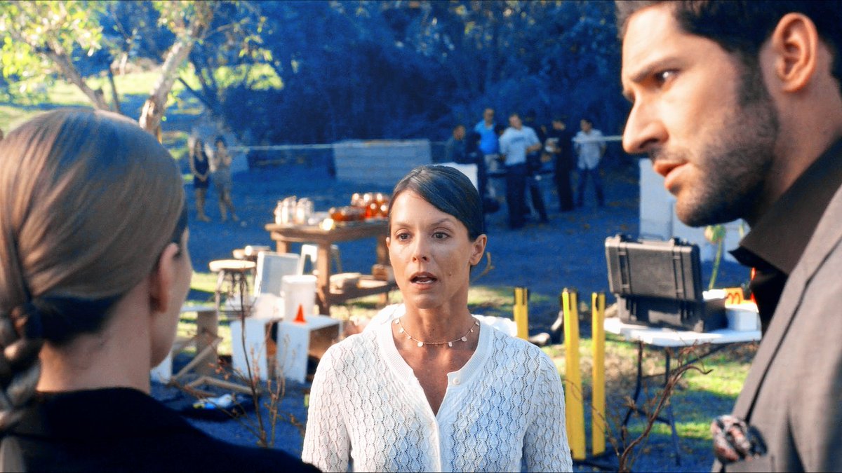 she's investigating, asking people what happened. and he be starring at her all creepily. this is actually so cute I can't with him #Lucifer (4x01)